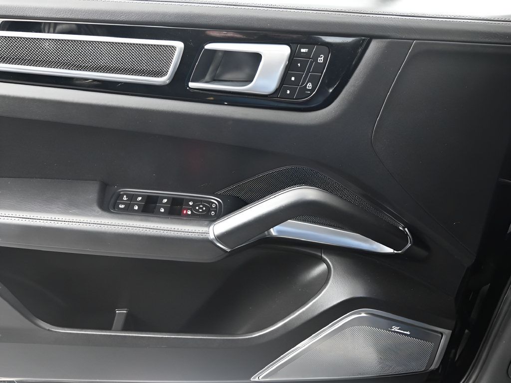 Certified 2022 Porsche Cayenne Turbo S AWD/4WD image 13