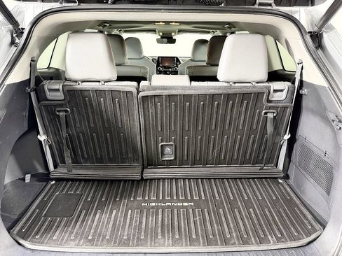 Used 2020 Toyota Highlander XLE AWD/4WD image 15