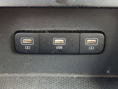 Used 2022 Kia Carnival LX FWD image 19