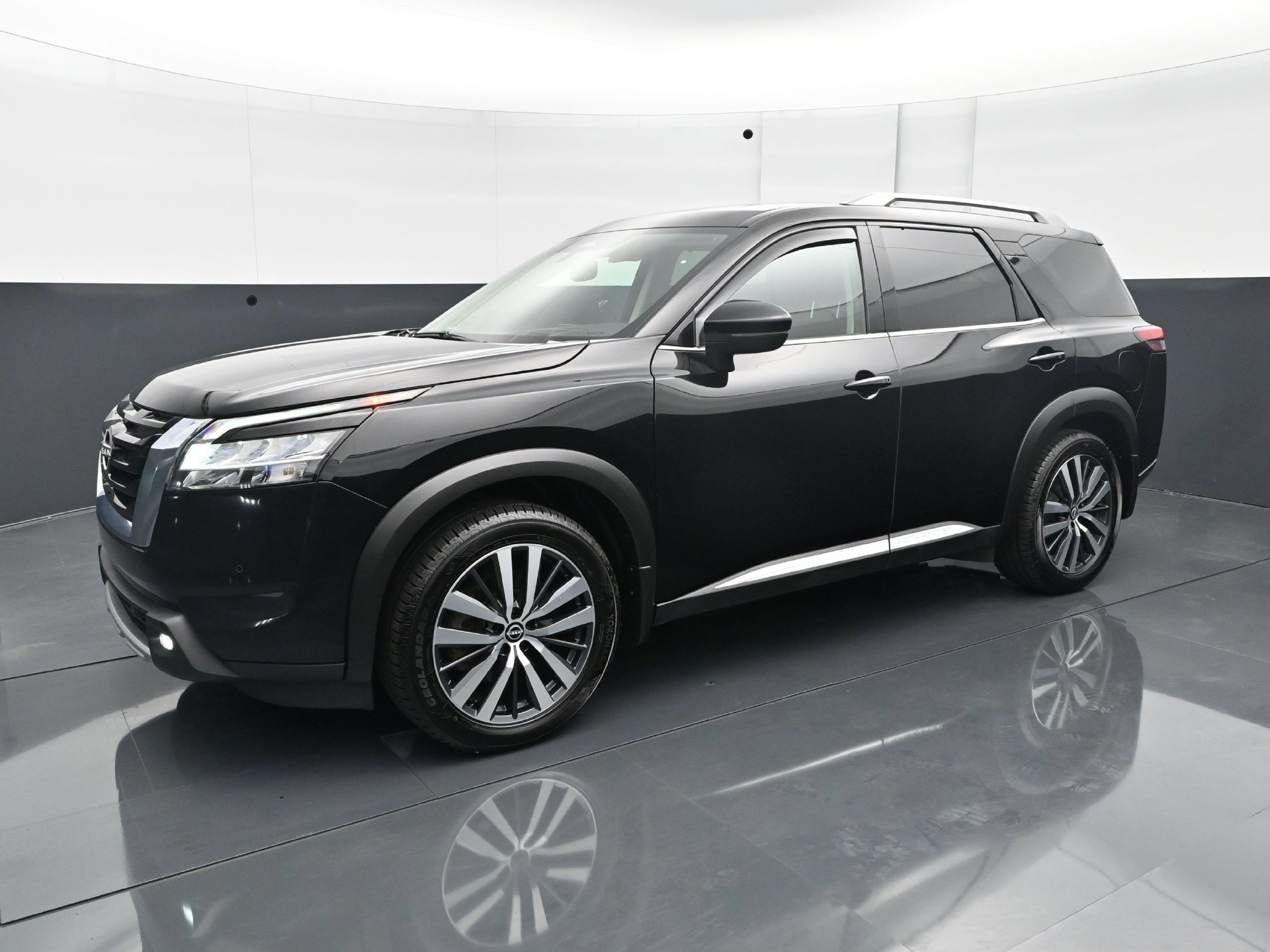 Used 2022 Nissan Pathfinder Platinum AWD/4WD image 2