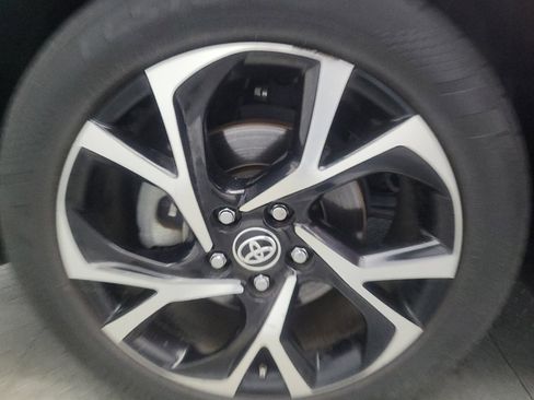 Used 2021 Toyota C-HR XLE FWD image 31