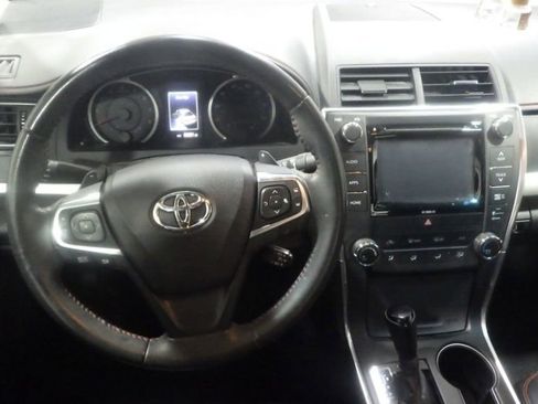 Used 2017 Toyota Camry SE w/ Moonroof Package image 9