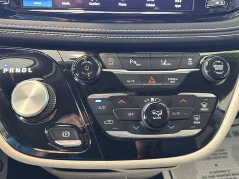 Used 2022 Chrysler Pacifica Touring-L FWD image 15