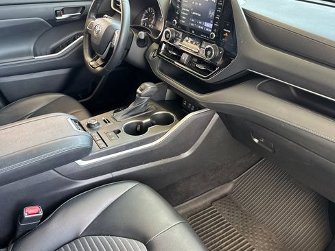 Used 2022 Toyota Highlander XSE AWD/4WD image 36
