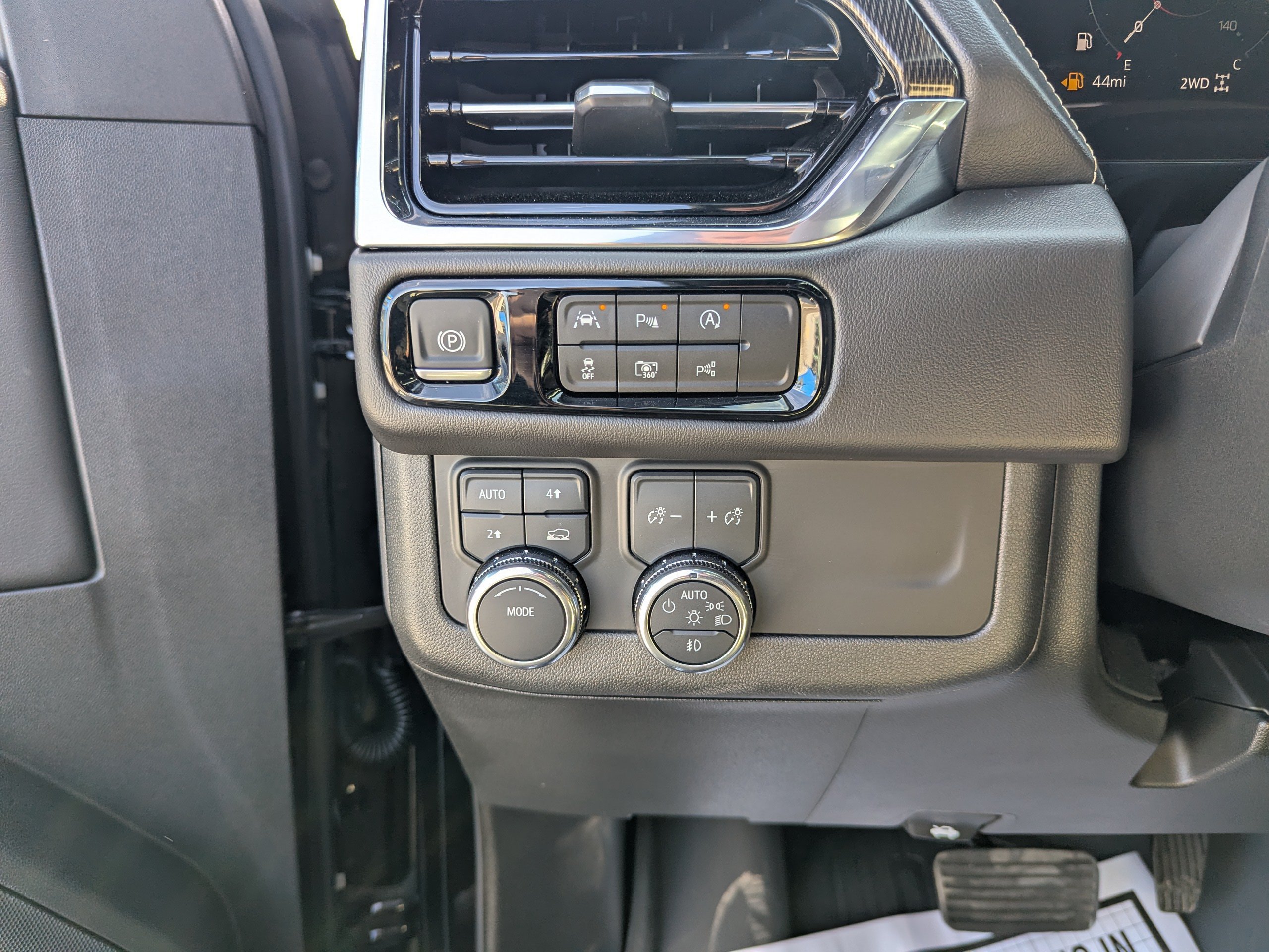 Used 2025 GMC Yukon XL Elevation AWD/4WD image 14