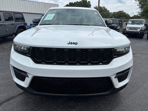 Used 2024 Jeep Grand Cherokee Altitude AWD/4WD image 2