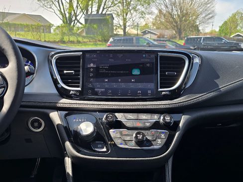 Used 2025 Chrysler Pacifica Limited FWD image 16