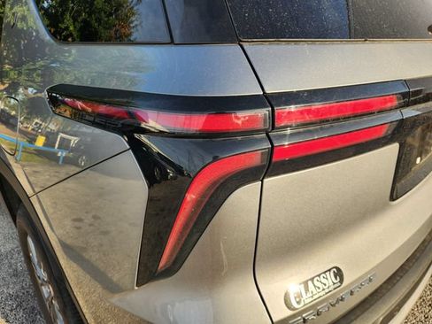 Used 2025 Chevrolet Traverse LT FWD image 7