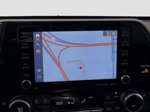 Used 2022 Toyota Highlander XLE AWD/4WD image 13