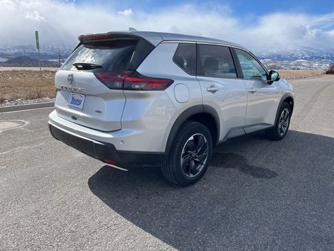 Used 2025 Nissan Rogue SV image 3