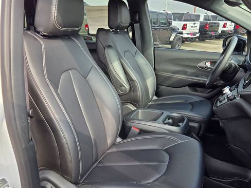 New 2026 Chrysler Pacifica Select FWD image 29