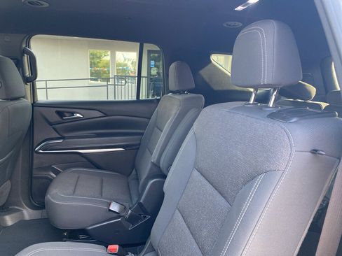 Used 2025 Chevrolet Traverse LT image 24