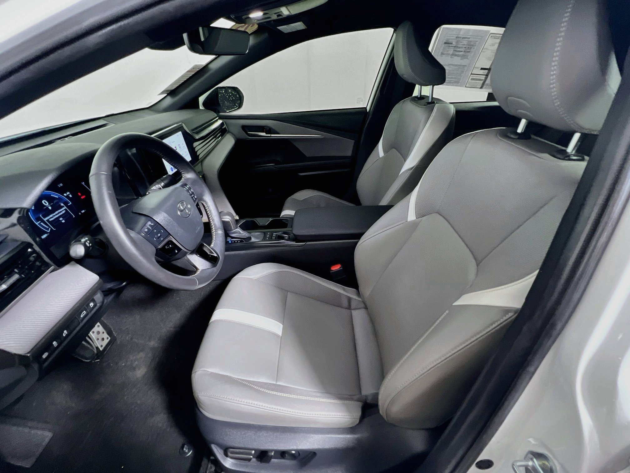 Used 2025 Toyota Camry SE w/ Convenience Package FWD image 7