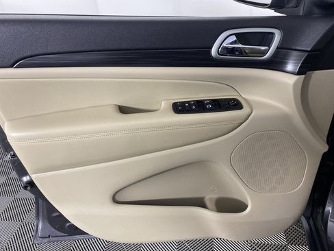 Used 2019 Jeep Grand Cherokee Laredo AWD/4WD image 14