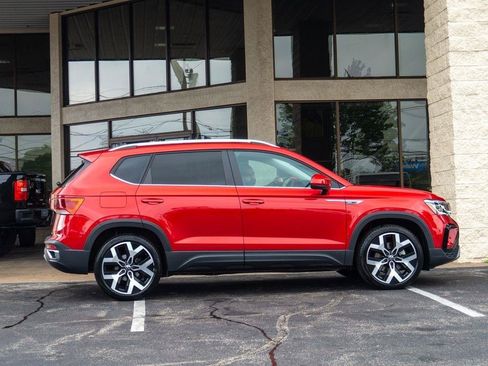 Used 2023 Volkswagen Taos SEL AWD/4WD image 2