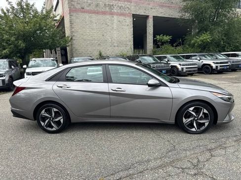 Used 2023 Hyundai Elantra SEL w/ Convenience Package FWD image 16