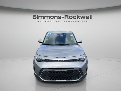 Used 2025 Kia Soul LX w/ LX Technology Package FWD image 8