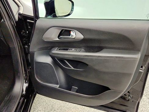 Used 2025 Chrysler Pacifica Select FWD image 26