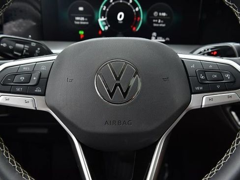 Used 2025 Volkswagen Tiguan SE AWD/4WD image 18