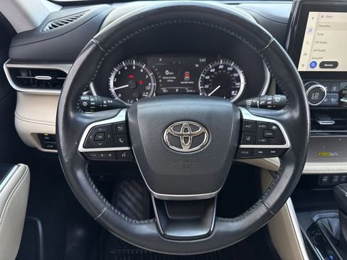 Used 2023 Toyota Highlander XLE AWD/4WD image 13