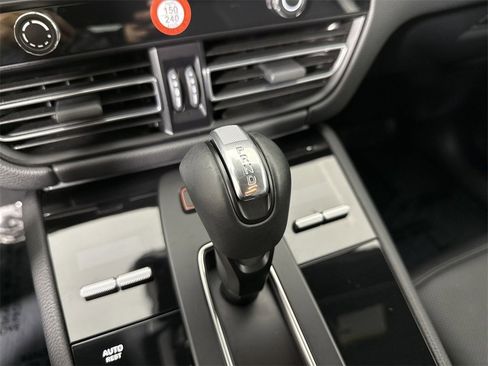 Certified 2025 Porsche Macan image 33