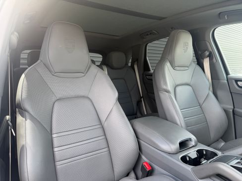 Certified 2023 Porsche Cayenne Platinum Edition AWD/4WD image 17