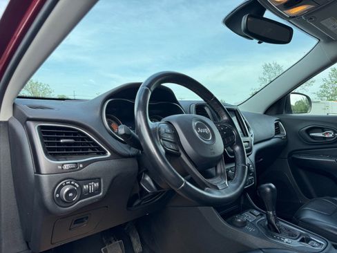 Used 2019 Jeep Cherokee Trailhawk AWD/4WD image 14