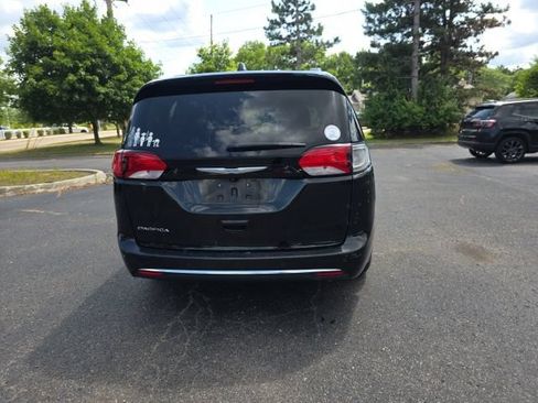 Used 2017 Chrysler Pacifica Touring-L FWD image 6