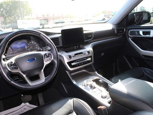 Used 2021 Ford Explorer XLT w/ Equipment Group 202A AWD/4WD image 29