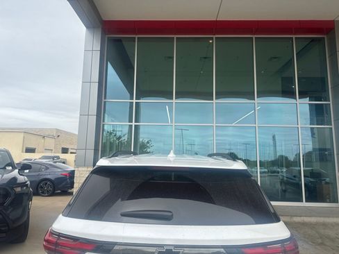Used 2023 Chevrolet Traverse RS FWD image 14