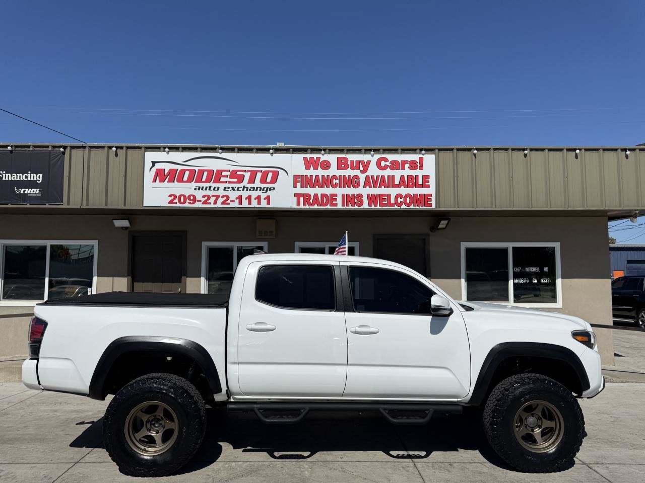 Used 2018 Toyota Tacoma TRD Off-Road w/ Technology Package AWD/4WD image 2
