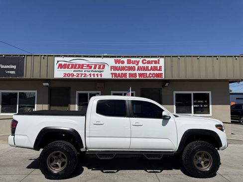 Used 2018 Toyota Tacoma TRD Off-Road w/ Technology Package AWD/4WD image 2