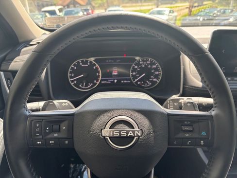 Used 2025 Nissan Rogue SV FWD image 30