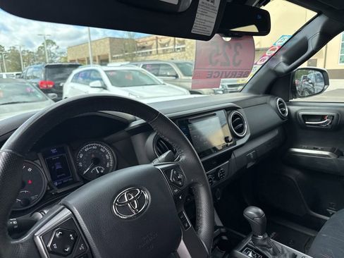 Used 2018 Toyota Tacoma TRD Off-Road image 6