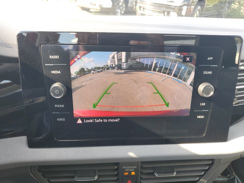 Used 2025 Volkswagen Jetta SE image 9