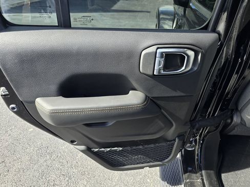 Used 2025 Jeep Wrangler Sahara w/ Technology Group image 9