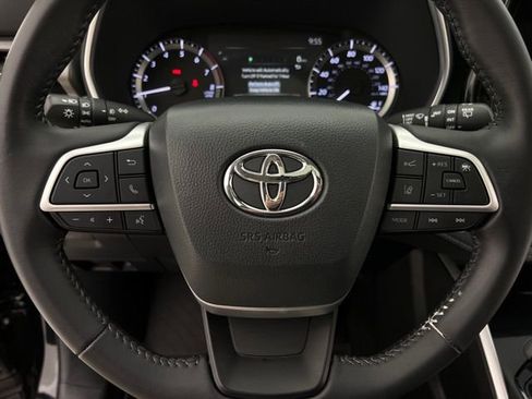 Used 2024 Toyota Highlander XLE image 17