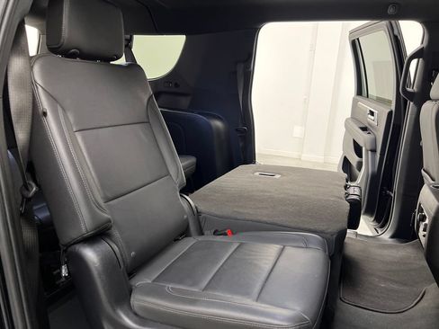 Used 2025 Chevrolet Suburban LT RWD image 25