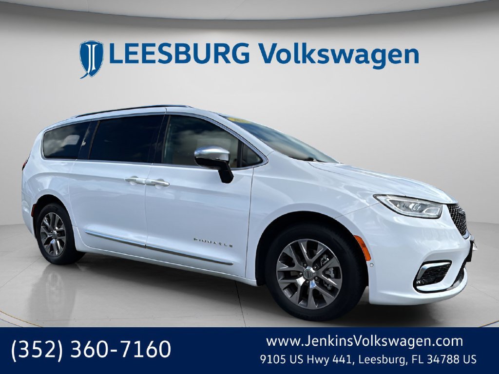 Used 2023 Chrysler Pacifica Pinnacle FWD image 1