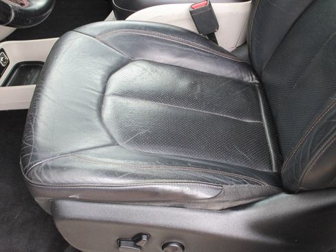 Used 2018 Chrysler Pacifica Touring-L image 10