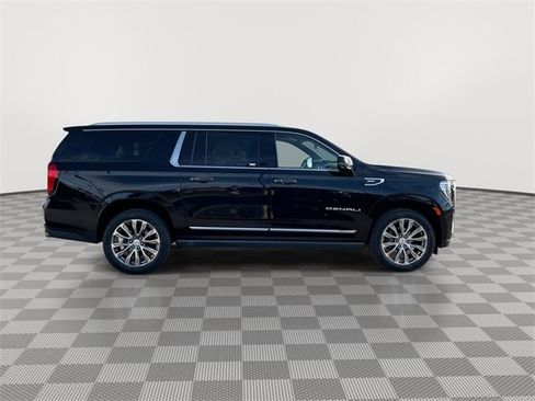 Used 2021 GMC Yukon XL Denali w/ Denali Premium Package image 9