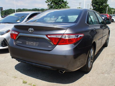 Used 2017 Toyota Camry SE w/ Moonroof Package FWD image 5