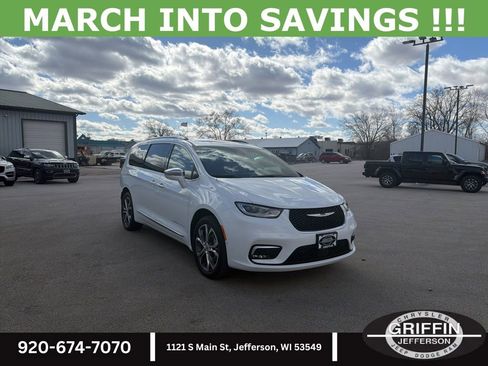 Used 2024 Chrysler Pacifica Pinnacle w/ Trailer Tow Group image 4