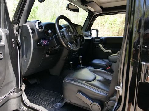 Used 2015 Jeep Wrangler Unlimited Sahara w/ Connectivity Group AWD/4WD image 22