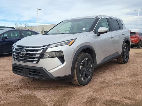 Used 2025 Nissan Rogue SV image 3