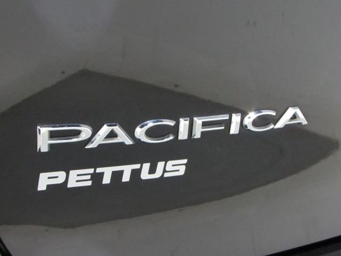 Used 2024 Chrysler Pacifica Touring-L FWD image 35