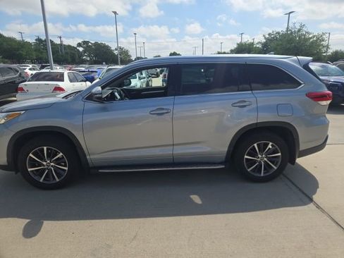Used 2017 Toyota Highlander XLE image 5