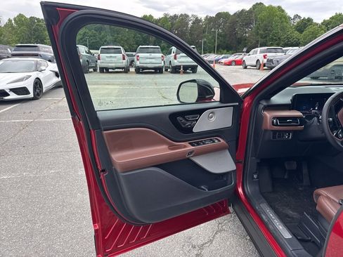 Used 2025 Lincoln Aviator Reserve w/ Equipment Group 201A AWD/4WD image 27