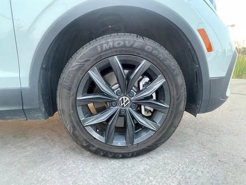 Used 2024 Volkswagen Tiguan SE AWD/4WD image 33