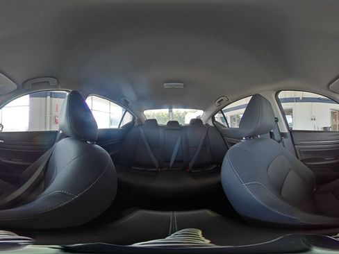 Used 2025 Nissan Altima 2.5 SV FWD image 43